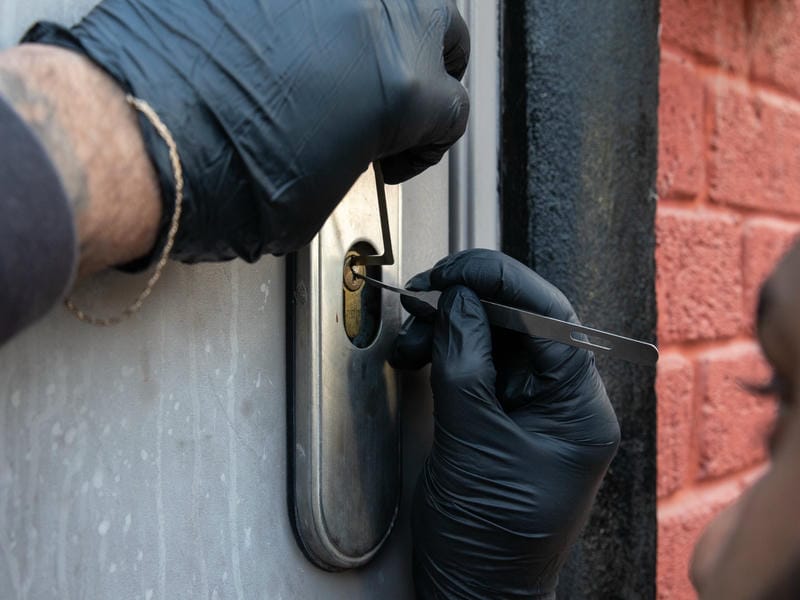 Cevizli çilingir ustası ofis kapısı için kartlı geçiş sistemi kurarken ve Kartal oto çilingir ekipmanları